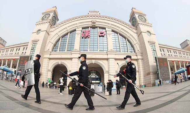 武漢兩千鐵警護航春運