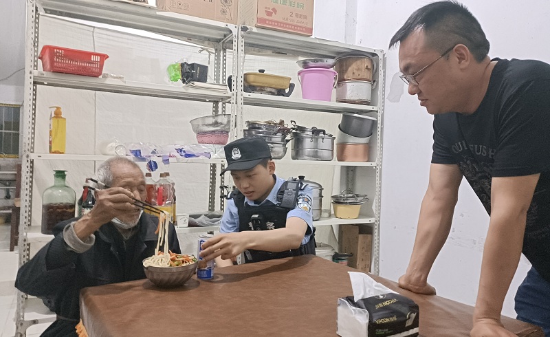 民警帶走失老人吃面 好心群眾強勢“搶單”