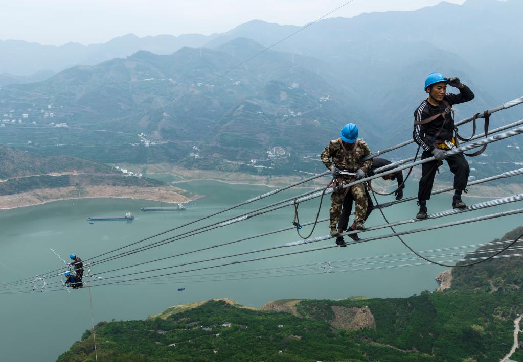 “西電東送”大動(dòng)脈 特高壓白浙線(xiàn)長(cháng)江三峽跨江線(xiàn)路全線(xiàn)貫通