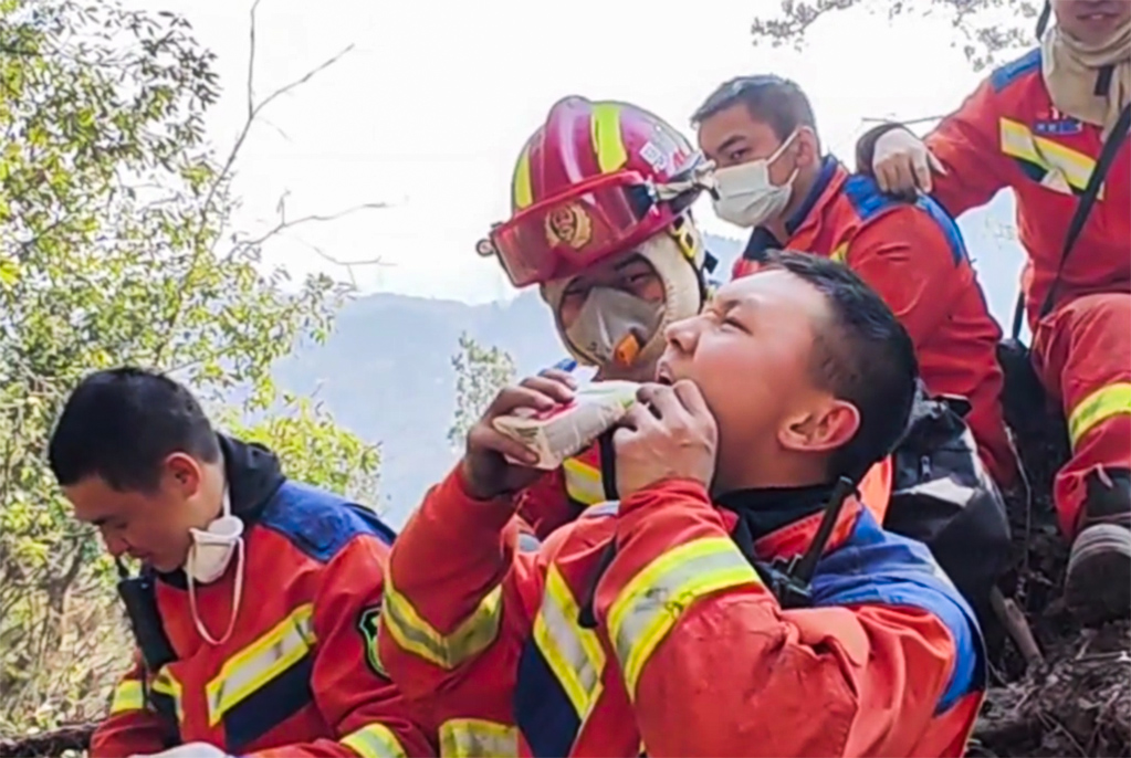 恩施：消防員撲滅山火后 共飲一盒牛奶