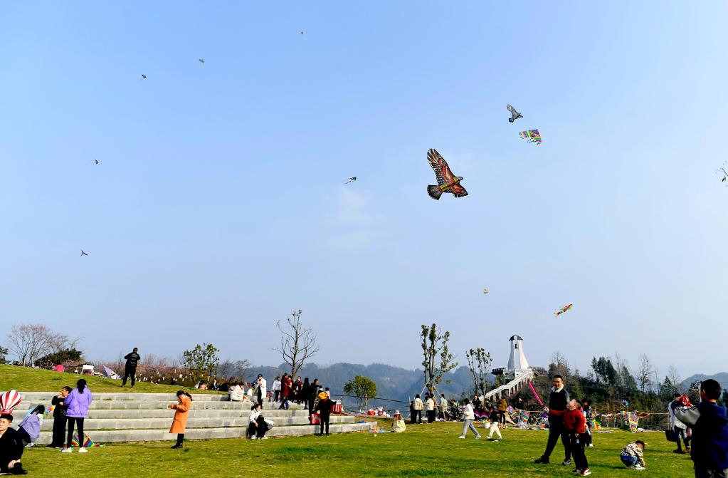 忙趁春風(fēng)放紙鳶